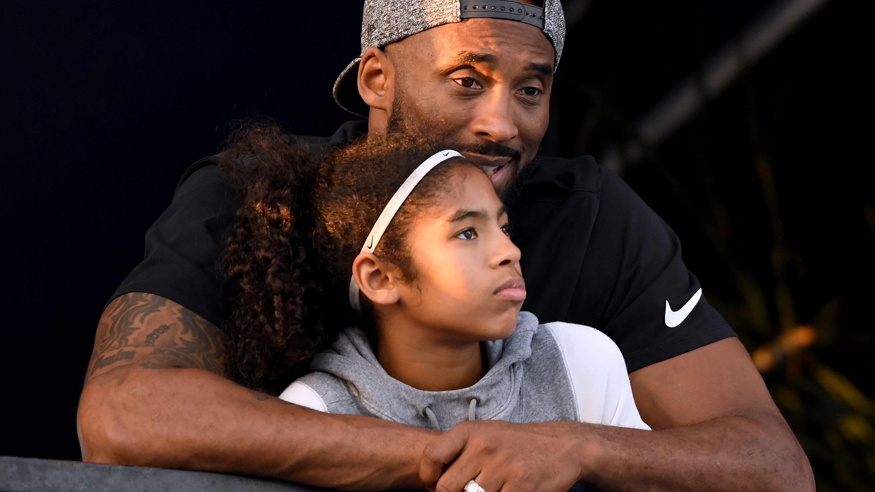 Kobe Bryant abraza a su hija Gianna María