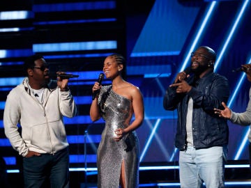 Alicia Keys, junto a Boyz II Men, cantando 'It's So Hard to Say Goodbye to Yesterday' en memoria de Kobe Bryant Alicia Keys, junto a Boyz II Men, cantando 'It's So Hard to Say Goodbye to Yesterday' en memoria de Kobe Bryant