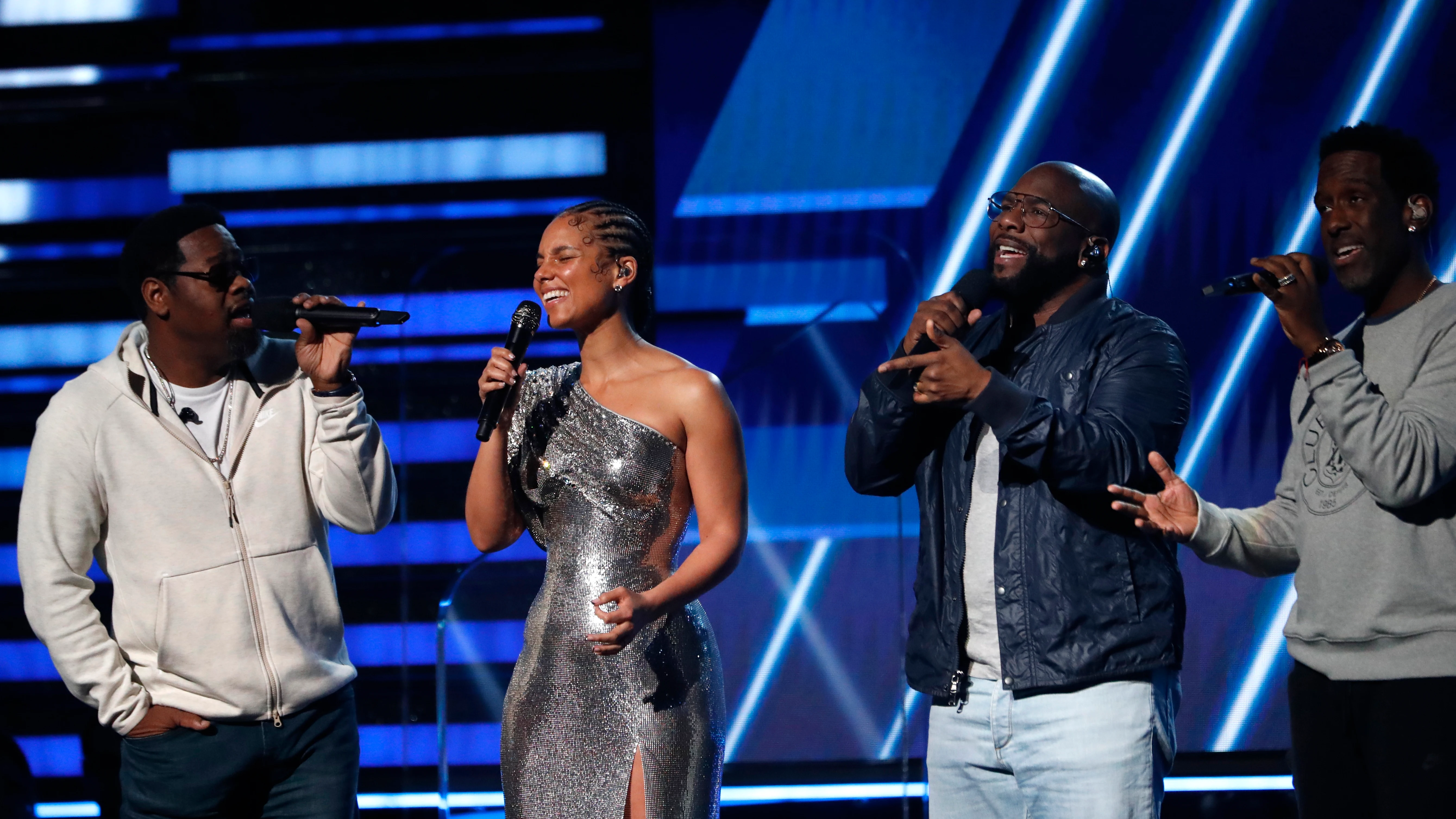 Alicia Keys, junto a Boyz II Men, cantando 'It's So Hard to Say Goodbye to Yesterday' en memoria de Kobe Bryant