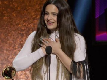 Imagen de Rosalía recogiendo el Grammy Imagen de Rosalía recogiendo el Grammy