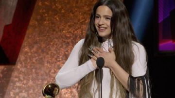 Imagen de Rosalía recogiendo el Grammy
