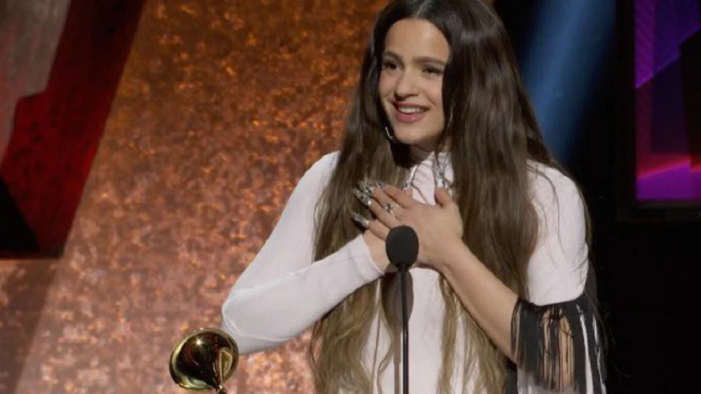 Imagen de Rosalía recogiendo el Grammy