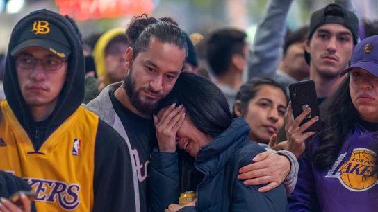Aficionados de los Lakers se congregan en las afueras del Staples Center para recordar a Kobe Bryant Aficionados de los Lakers se congregan en las afueras del Staples Center para recordar a Kobe Bryant