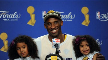 Kobe Bryant, junto a sus hijas Natalia y Gianna