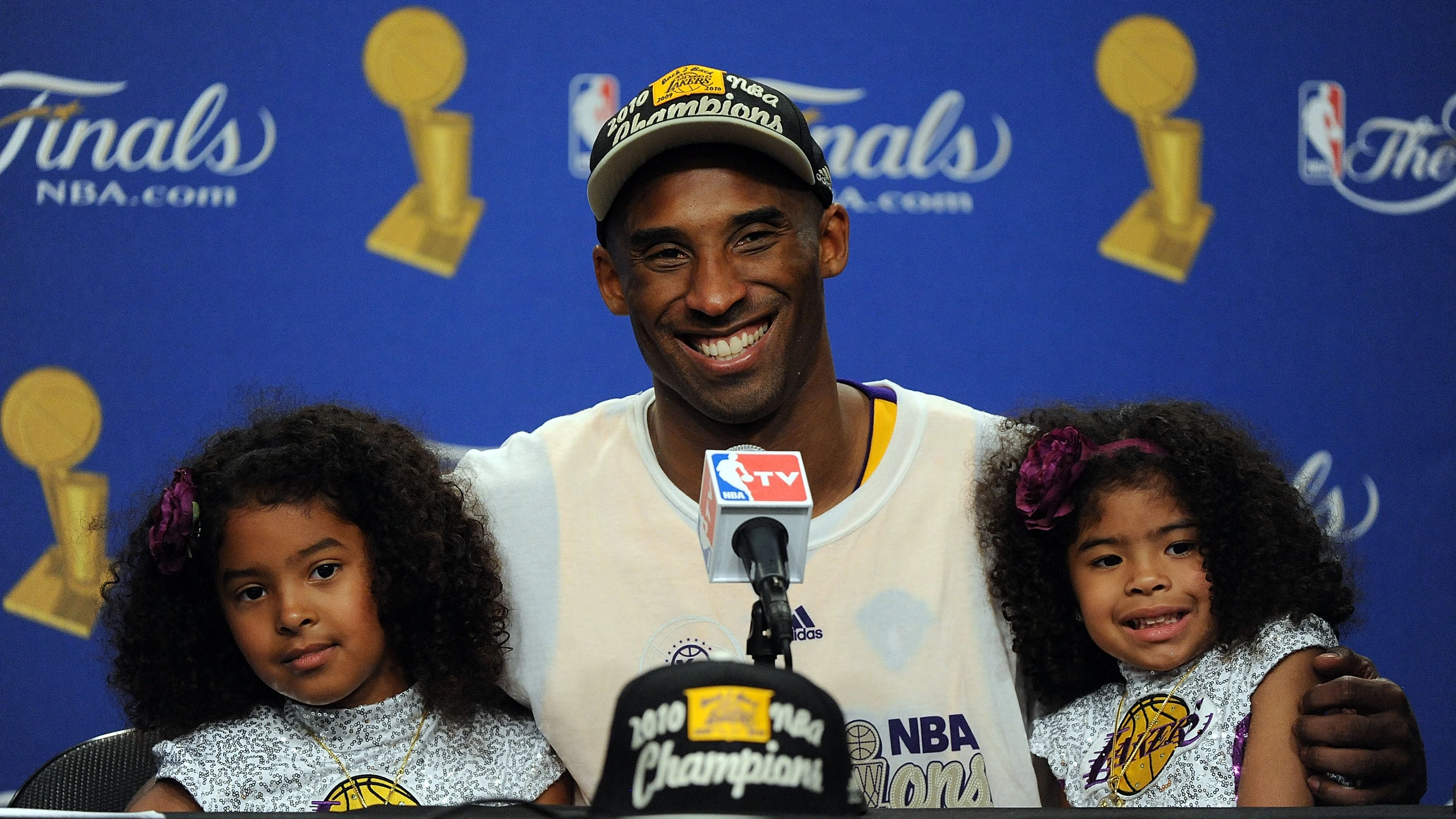 Kobe Bryant, junto a sus hijas Natalia y Gianna