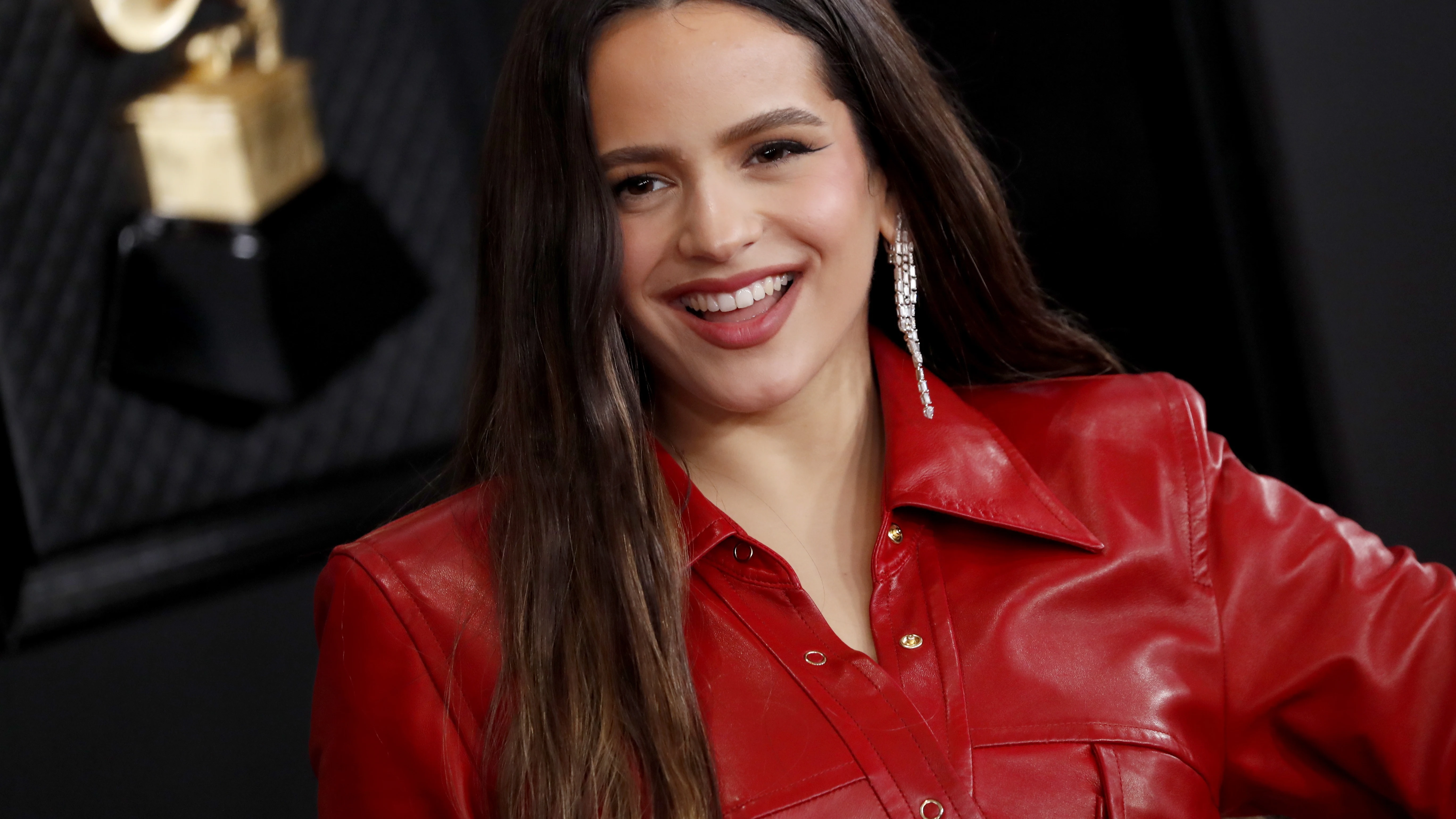 Rosalía posando en la alfombra roja de los Grammy