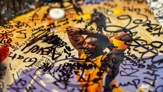Una fotografía de Kobe Bryant, llena de dedicatorias Una fotografía de Kobe Bryant, llena de dedicatorias