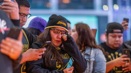 Una aficionada llora la muerte de Kobe Bryant Una aficionada llora la muerte de Kobe Bryant