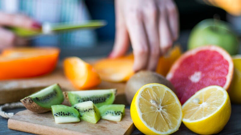 ¿Se puede contagiar el coronavirus a través de los alimentos?