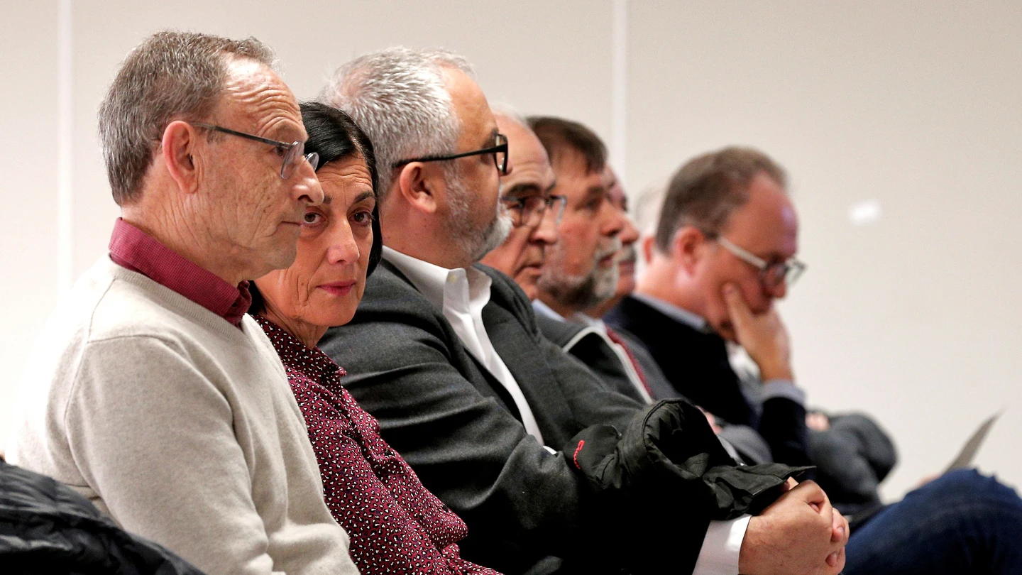 Los ocho exdirectivos de Ferrocarrils de la Generalitat en el banquillo Los ocho exdirectivos de Ferrocarrils de la Generalitat en el banquillo