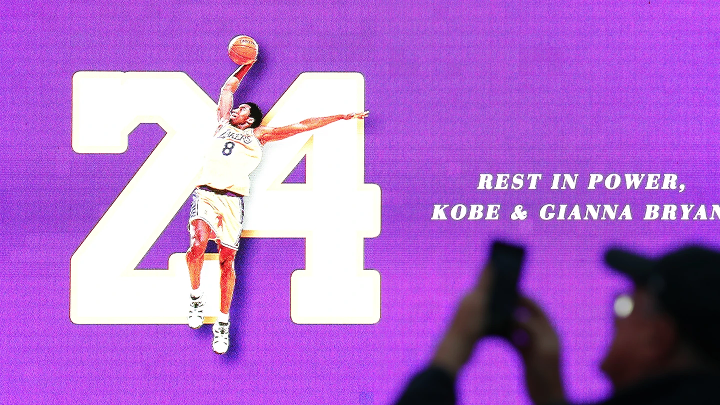 Una pantalla recuerda a Kobe Bryant y a su hija Gianna Una pantalla recuerda a Kobe Bryant y a su hija Gianna