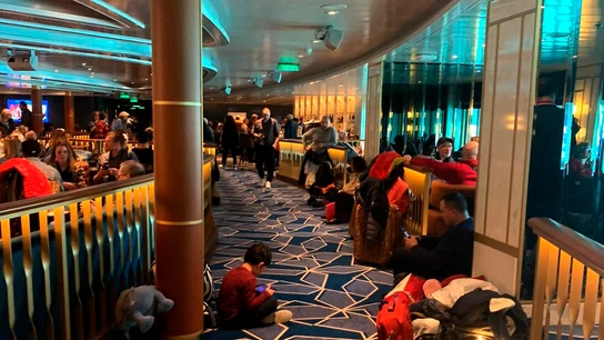 Vista de una de las cubiertas del crucero Costa Smeralda Vista de una de las cubiertas del crucero Costa Smeralda