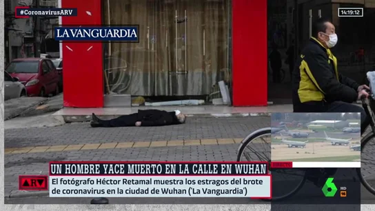 Coronavirus: la estremecedora imagen de un hombre inerte en una calle de Wuhan Coronavirus: la estremecedora imagen de un hombre inerte en una calle de Wuhan