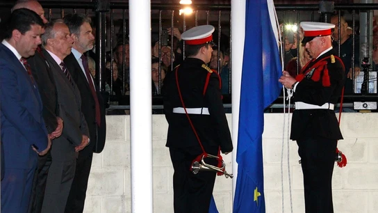 Momento en el que arriaron la bandera de UE en Gibraltar Momento en el que arriaron la bandera de UE en Gibraltar