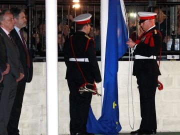 Momento en el que arriaron la bandera de UE en Gibraltar Momento en el que arriaron la bandera de UE en Gibraltar