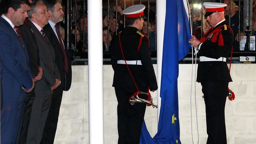 Momento en el que arriaron la bandera de UE en Gibraltar