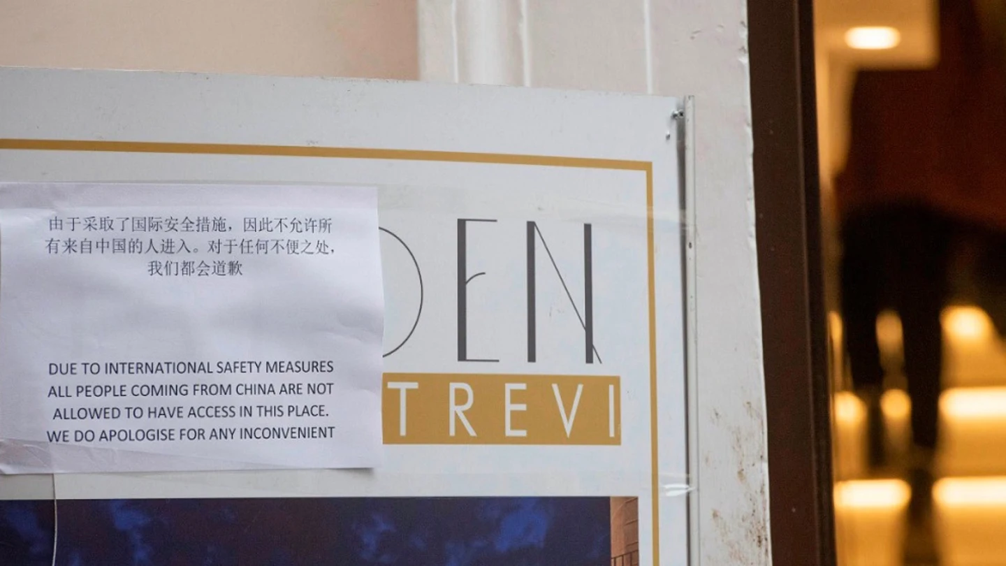 Cartel situado en la entrada de una cafetería de Roma. Cartel situado en la entrada de una cafetería de Roma.