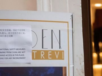 Cartel situado en la entrada de una cafetería de Roma. Cartel situado en la entrada de una cafetería de Roma.