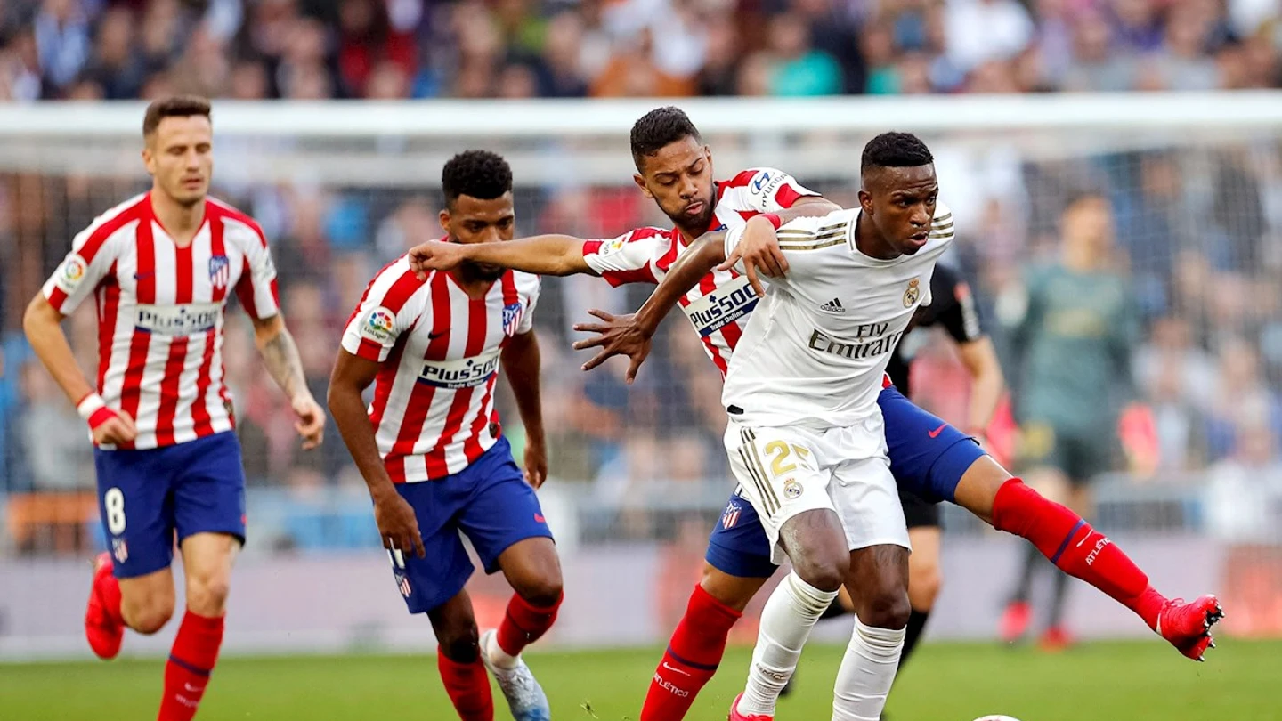 Los jugadores brasileños Vinícius Jr. (d) del Real Madrid y Renan Lodi del Atlético de Madrid, disputan un balón Los jugadores brasileños Vinícius Jr. (d) del Real Madrid y Renan Lodi del Atlético de Madrid, disputan un balón