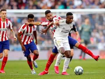Los jugadores brasileños Vinícius Jr. (d) del Real Madrid y Renan Lodi del Atlético de Madrid, disputan un balón Los jugadores brasileños Vinícius Jr. (d) del Real Madrid y Renan Lodi del Atlético de Madrid, disputan un balón