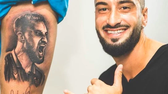 Erick Cabaco, junto al tatuaje de su rostro. Erick Cabaco, junto al tatuaje de su rostro.