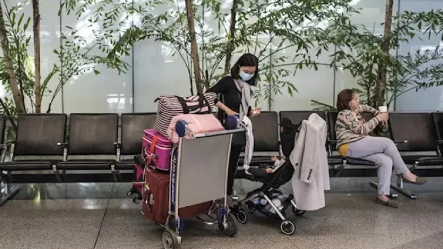Imagen de una mujer con mascarilla en un aeropuerto de San Francisco. Imagen de una mujer con mascarilla en un aeropuerto de San Francisco.