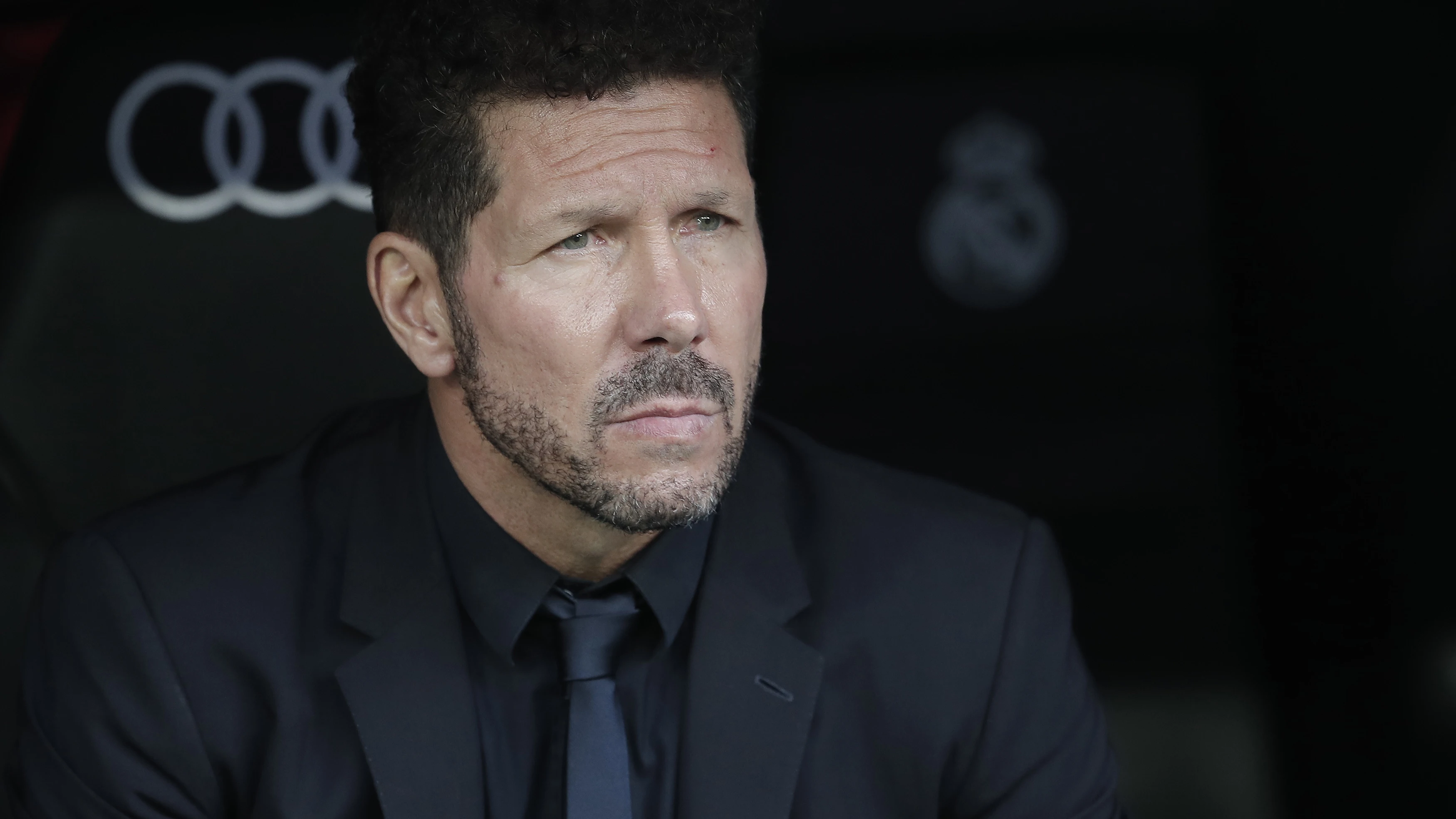 Simeone, en el banquillo del Bernabéu.