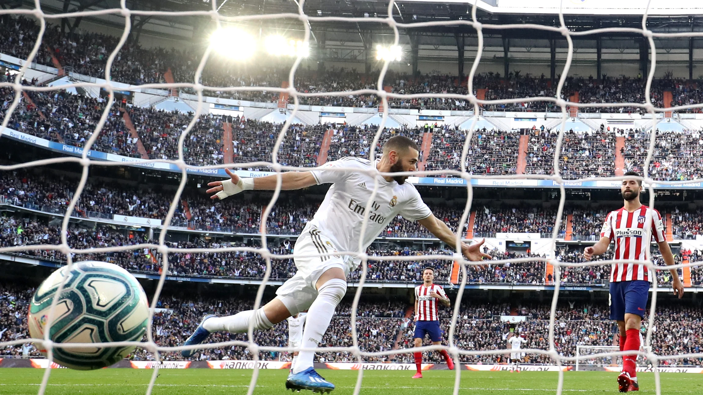 Karim Benzema, tras anotar el gol del partido.