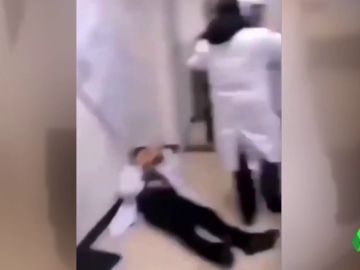 No, la pelea en un hospital entre personal sanitario y un grupo de personas no es por un caso de coronavirus No, la pelea en un hospital entre personal sanitario y un grupo de personas no es por un caso de coronavirus