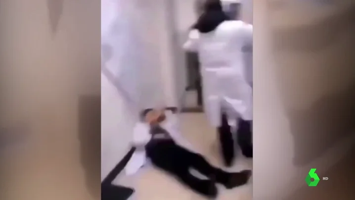 No, la pelea en un hospital entre personal sanitario y un grupo de personas no es por un caso de coronavirus