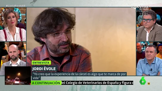 El motivo por el que 'Lo de Évole' arranca con una escena de sus padres: "Me explicaron cómo le había marcado a mi abuelo la cárcel" El motivo por el que 'Lo de Évole' arranca con una escena de sus padres: "Me explicaron cómo le había marcado a mi abuelo la cárcel"