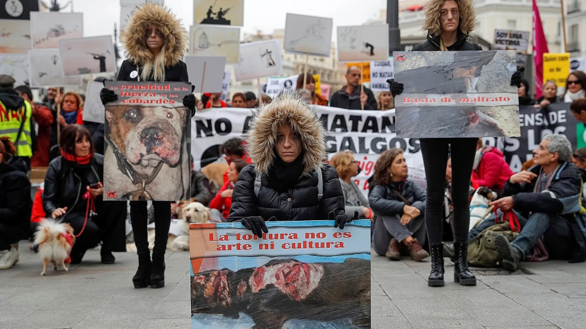 Imagen de la protesta en Madrid para denunciar las negativas consecuencias de la caza en España y reivindicar una ley estatal de protección animal