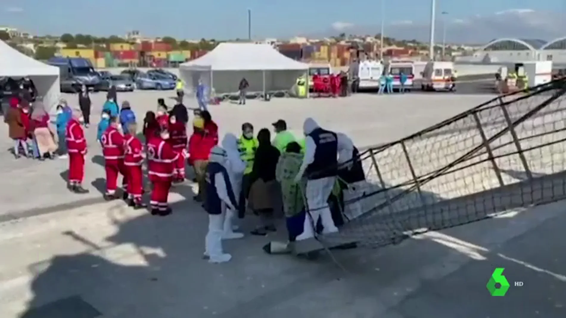 El Open Arms desembarca a 363 migrantes rescatados en el Mediterráneo en Pozzalo, Sicilia
