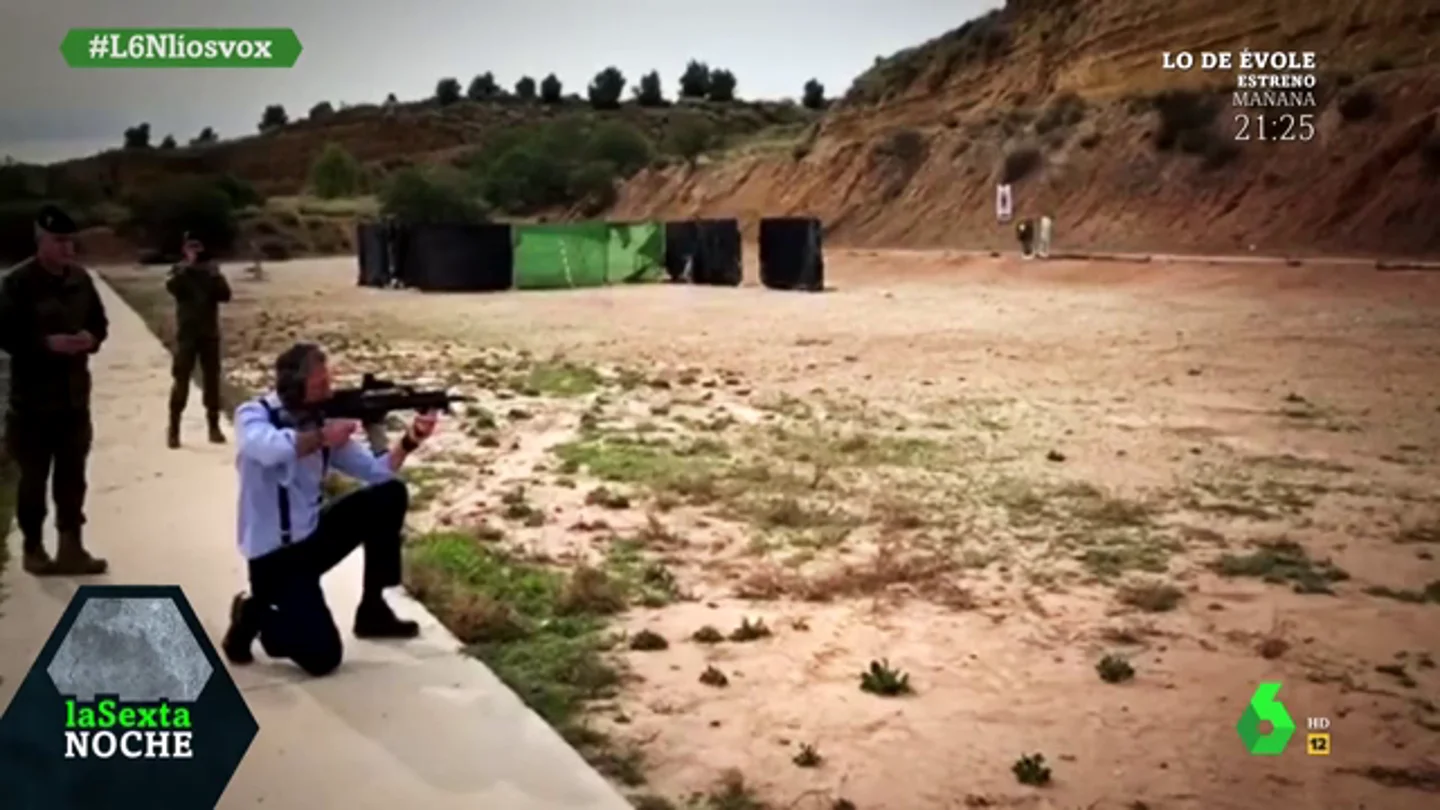 Captan a Ortega Smith disparando con un fusil Captan a Ortega Smith disparando con un fusil