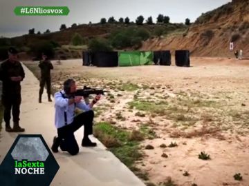 Captan a Ortega Smith disparando con un fusil Captan a Ortega Smith disparando con un fusil