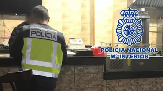 Miembro de la Policía Nacional en un local de kebabs Miembro de la Policía Nacional en un local de kebabs