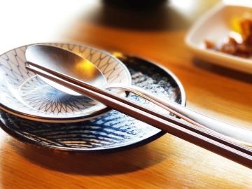 Comer en un restaurante chino, japonés o coreano