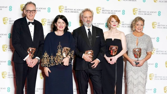 El director Sam Mendes (centro), ganador de la película británica excepcional por '1917', posa en la sala de prensa de los Bafta El director Sam Mendes (centro), ganador de la película británica excepcional por '1917', posa en la sala de prensa de los Bafta