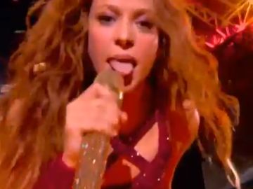 Shakira y su momento sacando la lengua en la Super Bowl Shakira y su momento sacando la lengua en la Super Bowl