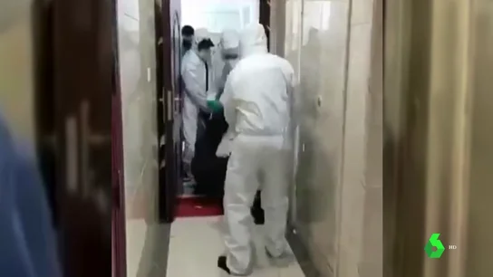 Autoridades chinas sacan a posibles contagiados de sus casas Autoridades chinas sacan a posibles contagiados de sus casas