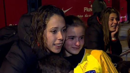 Lola Gallardo, junto a una aficionada. Lola Gallardo, junto a una aficionada.