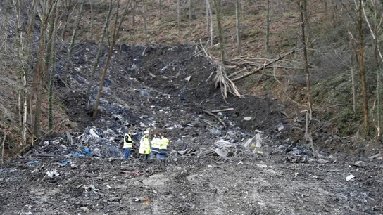 Reactivan la búsqueda de los dos trabajadores desaparecidos tras un desprendimiento a pesar de la presencia de amianto Reactivan la búsqueda de los dos trabajadores desaparecidos tras un desprendimiento a pesar de la presencia de amianto