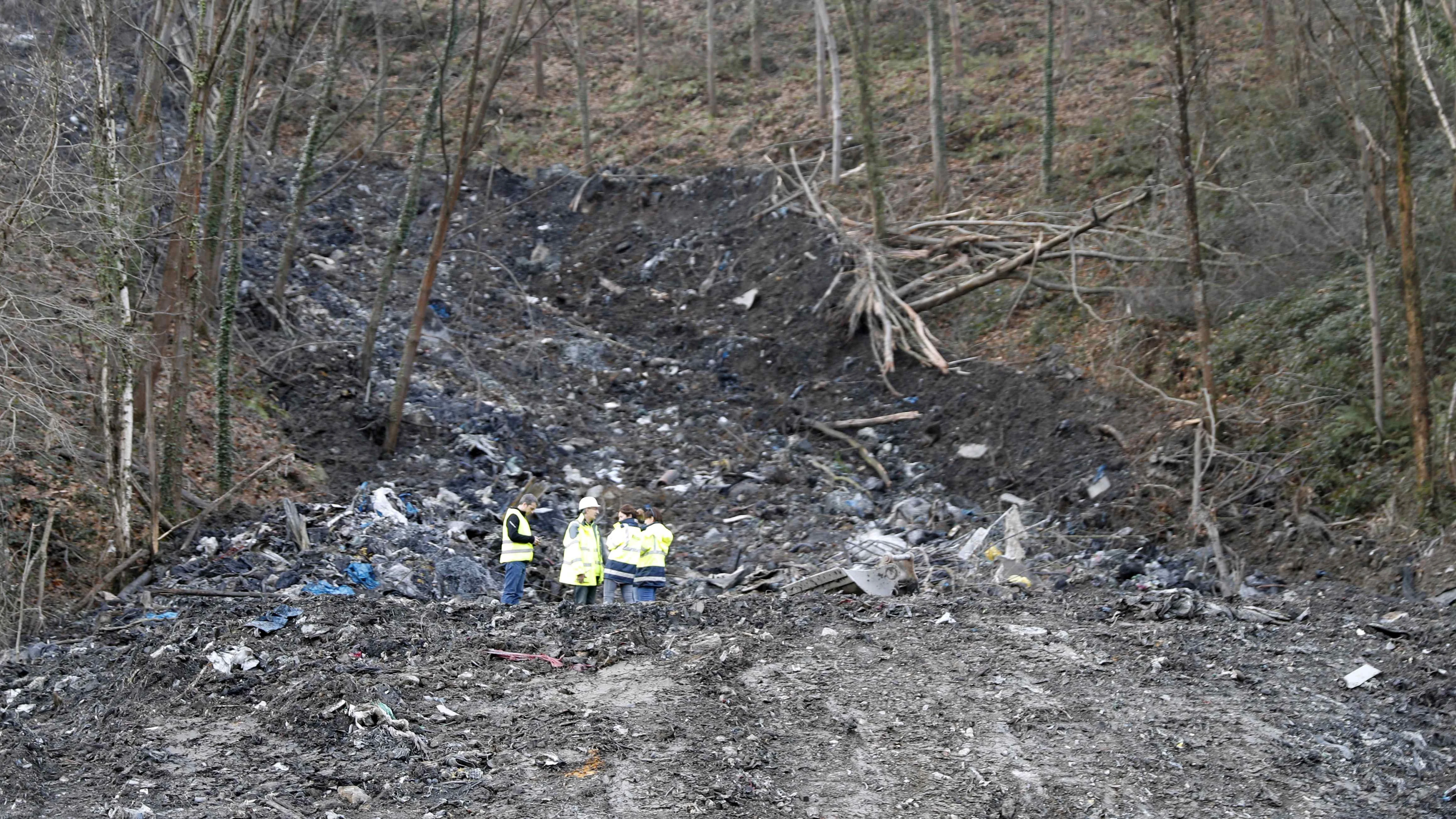 Reactivan la búsqueda de los dos trabajadores desaparecidos tras un desprendimiento a pesar de la presencia de amianto