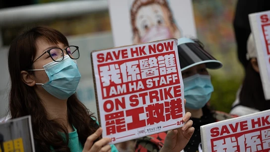 Imagen de una mujer con una mascarilla protegiéndose del coronavirus Imagen de una mujer con una mascarilla protegiéndose del coronavirus