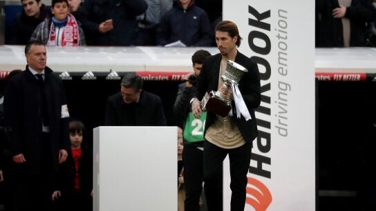 Sergio Ramos con el trofeo de la Supercopa de Espa&ntilde;a.