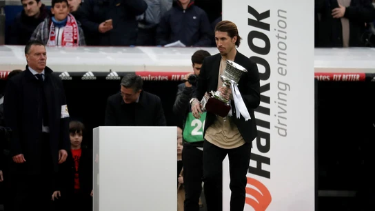 Sergio Ramos con el trofeo de la Supercopa de España. Sergio Ramos con el trofeo de la Supercopa de España.