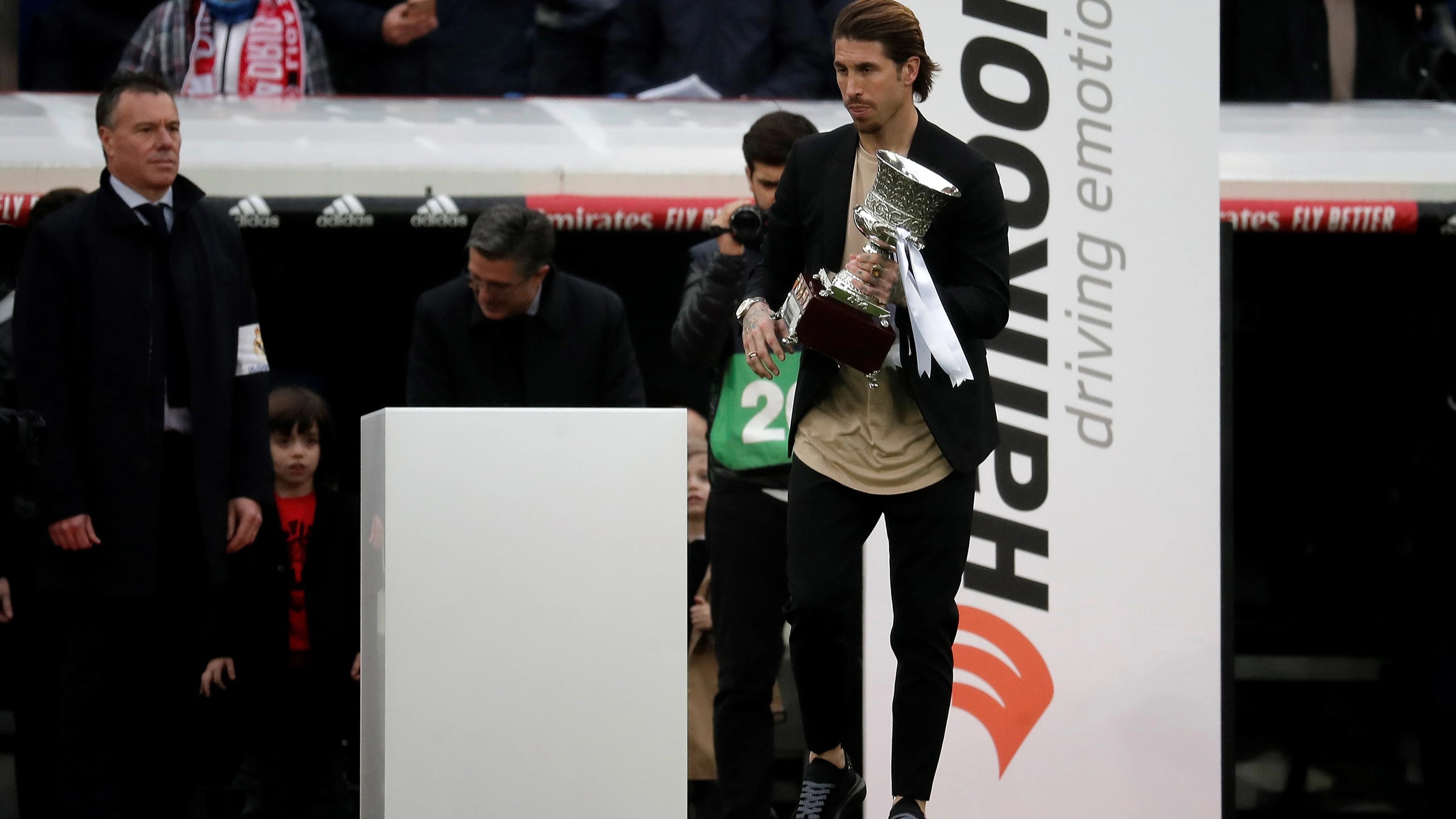 Sergio Ramos con el trofeo de la Supercopa de España.