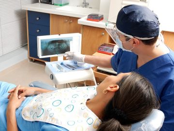 Imagen de una joven en el dentista Imagen de una joven en el dentista