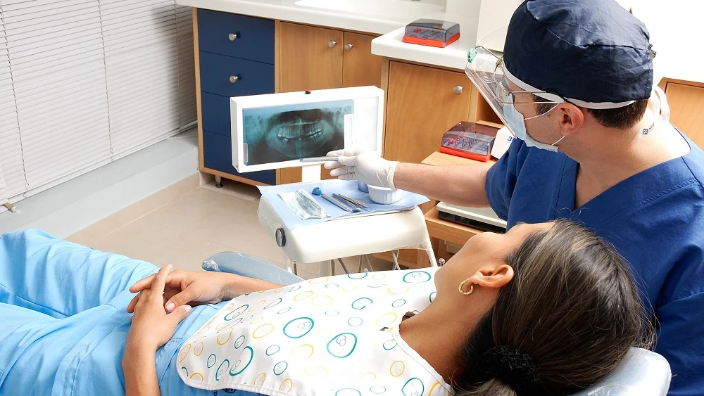 Imagen de una joven en el dentista