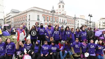 Participantes de la cadena feminista, convocada por la Comisión del 8M en el centro de Madrid. 